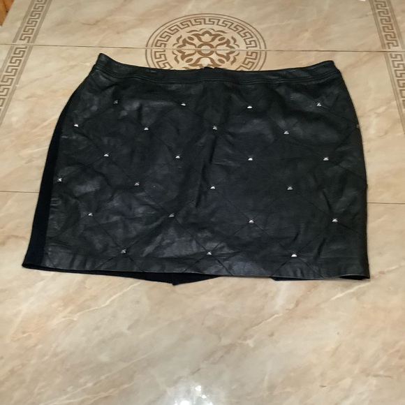 Lane BRYANT - Picture 3 of 7